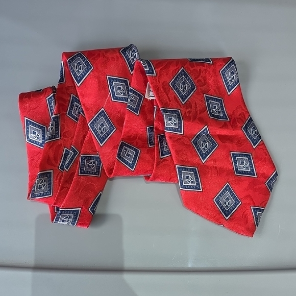 (J28) Van Heusen Red and Blue Geometric Tie - Picture 1 of 4